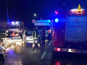 Frontale a Cunardo tra auto e camper: diverse persone coinvolte, anche un bambino