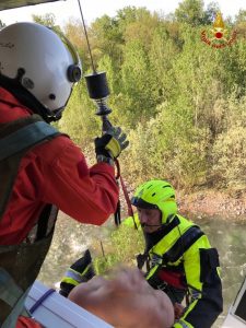 Ha un malore mentre nuota nel Ticino, salvato dai vigili del fuoco