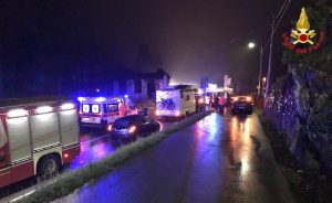 Frontale a Cunardo tra auto e camper: diverse persone coinvolte, anche un bambino