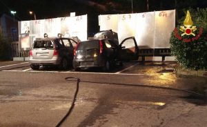 Distrutte dalle fiamme altre due auto, indagano i Carabinieri