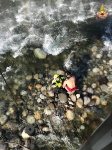 Ha un malore mentre nuota nel Ticino, salvato dai vigili del fuoco