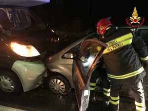 Frontale a Cunardo tra auto e camper: diverse persone coinvolte, anche un bambino