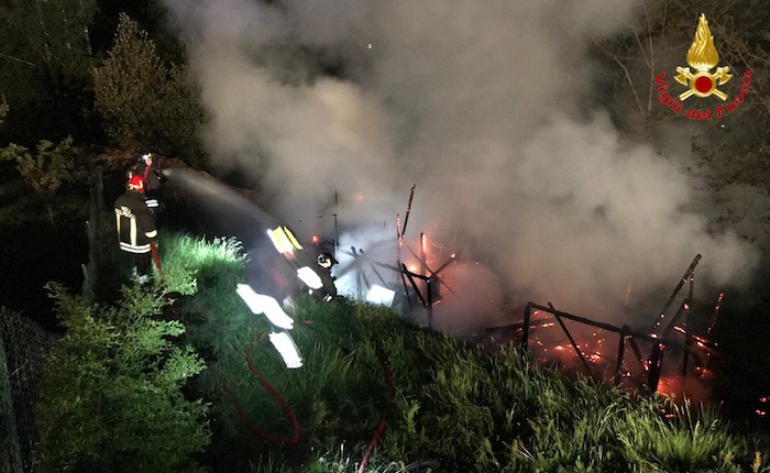 Incendio a Brissago Valtravaglia, in fiamme una roulotte