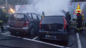 Distrutte dalle fiamme altre due auto, indagano i Carabinieri