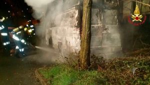 In fiamme un furgone, intervengono i vigili del fuoco