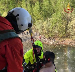 Ha un malore mentre nuota nel Ticino, salvato dai vigili del fuoco