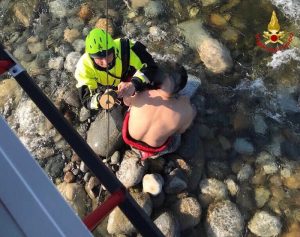 Ha un malore mentre nuota nel Ticino, salvato dai vigili del fuoco