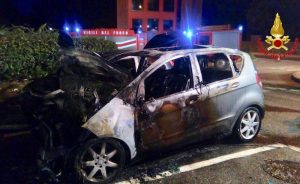 Distrutte dalle fiamme altre due auto, indagano i Carabinieri