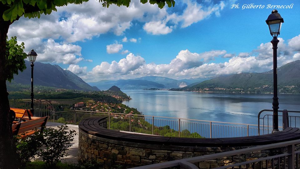 Il lago tra nuvole e montagne da Brezzo di Bedero, la foto è di Gilberto Bernecoli