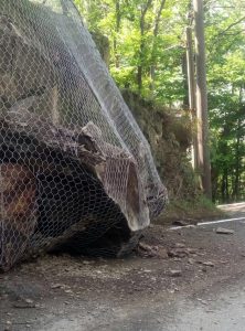 Maltempo, caduti enormi massi su una strada di Maccagno. "Pronti ad intervenire"