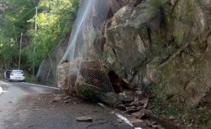 Maltempo, caduti enormi massi su una strada di Maccagno. "Pronti ad intervenire"