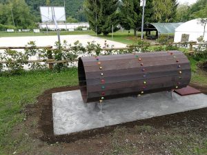 Dumenza, girotondo di solidarietà per il parco giochi Carà