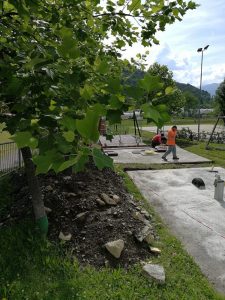 Dumenza, girotondo di solidarietà per il parco giochi Carà