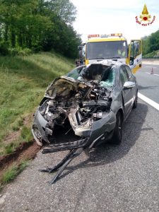 Macchina contro guardrail in autostrada, ferita una donna
