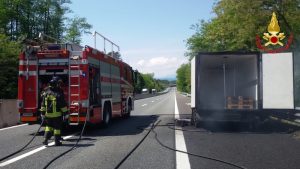 Furgone a fuoco in autostrada, ecco foto e video