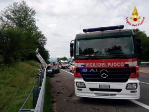 Macchina contro guardrail in autostrada, ferita una donna