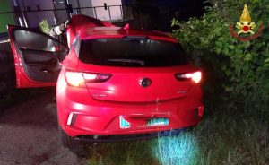 Incidente nella notte a Ghirla, auto contro un muro di una casa. 31enne finito in Ospedale