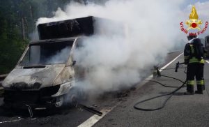 Furgone a fuoco in autostrada, ecco foto e video