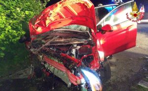 Incidente nella notte a Ghirla, auto contro un muro di una casa. 31enne finito in Ospedale