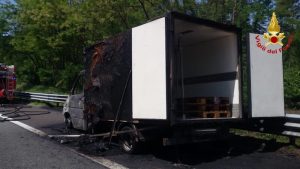 Furgone a fuoco in autostrada, ecco foto e video