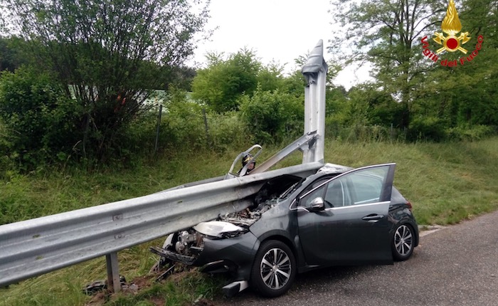 Macchina contro guardrail in autostrada, ferita una donna
