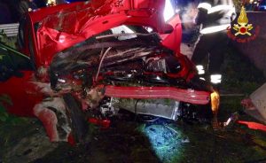 Incidente nella notte a Ghirla, auto contro un muro di una casa. 31enne finito in Ospedale