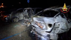 Incendio a Caldè, tre auto completamente distrutte. Indagano i Carabinieri