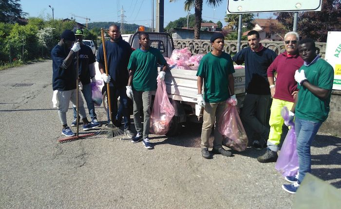 I richiedenti asilo al lavoro per pulire insieme le nostre strade