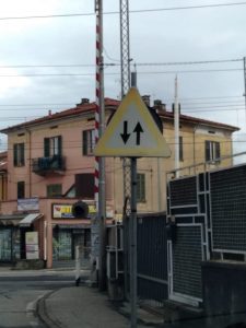 Luino, "Troppi cartelli stradali in pessime condizioni, bisogna intervenire"