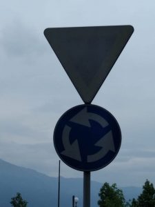 Luino, "Troppi cartelli stradali in pessime condizioni, bisogna intervenire"