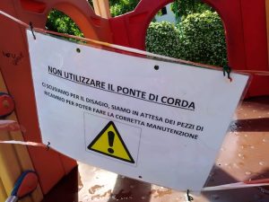 Luino, "Il parco giochi sul lungolago un pericolo per l'incolumità dei bambini"