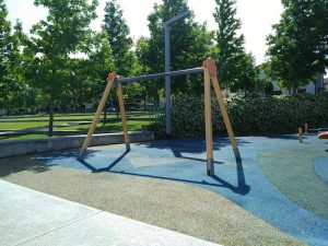 Luino, "Il parco giochi sul lungolago un pericolo per l'incolumità dei bambini"