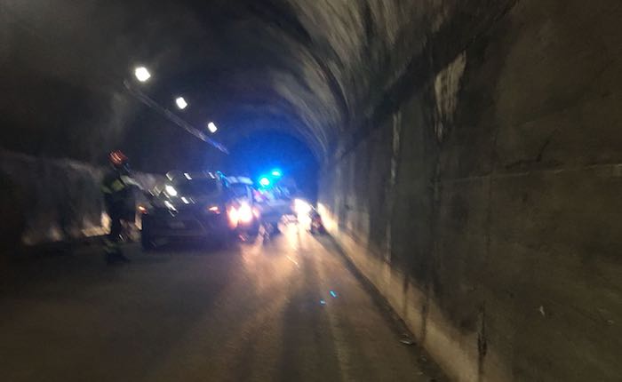 Incidente notturno nella galleria di Cremenaga, anche due giovani coinvolti