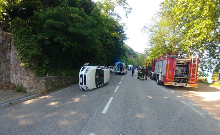 Incidente a Brusimpiano, auto si ribalta. Un 82enne finisce in Pronto Soccorso