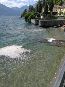 Schiuma nelle acque del lago a Colmegna, l'allarme dei bagnanti