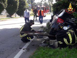 In auto fuoristrada e divelle un contatore del gas, 33enne finisce in Pronto Soccorso