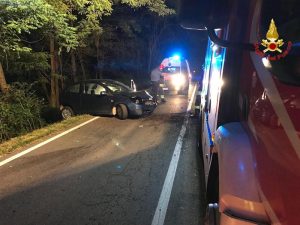 Luino, nella notte auto contro un muro. 18enne in Pronto Soccorso