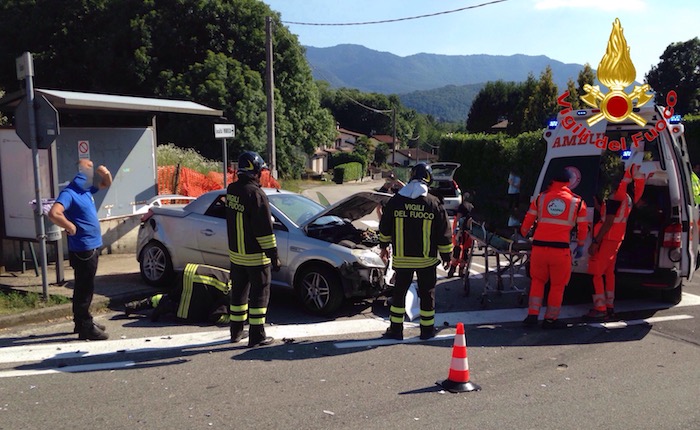 Ferrera, trattore perde il rimorchio che travolge un'auto. Coinvolti due uomini, anche un 27enne