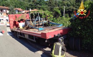 Ferrera, trattore perde il rimorchio che travolge un'auto. Coinvolti due uomini, anche un 27enne