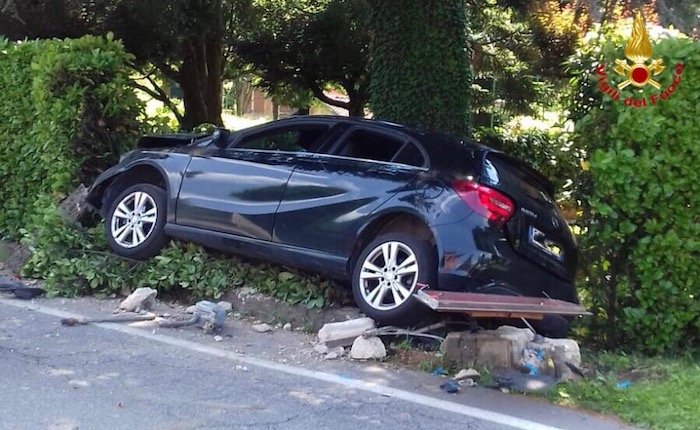 In auto fuoristrada e divelle un contatore del gas, 33enne finisce in Pronto Soccorso