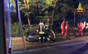 Luino, nella notte auto contro un muro. 18enne in Pronto Soccorso
