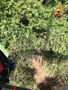 Mamma e bimbi si perdono nel bosco, salvati dall'elisoccorso