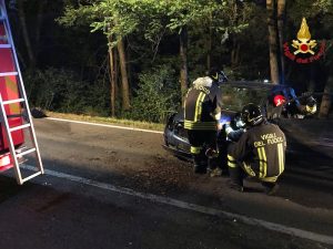 Luino, nella notte auto contro un muro. 18enne in Pronto Soccorso
