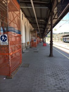 Luino, "Pessimo il biglietto da visita della stazione al primo binario"