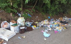 Luino, "Rifiuti ovunque davanti casa: persone incivili, il comune non interviene"