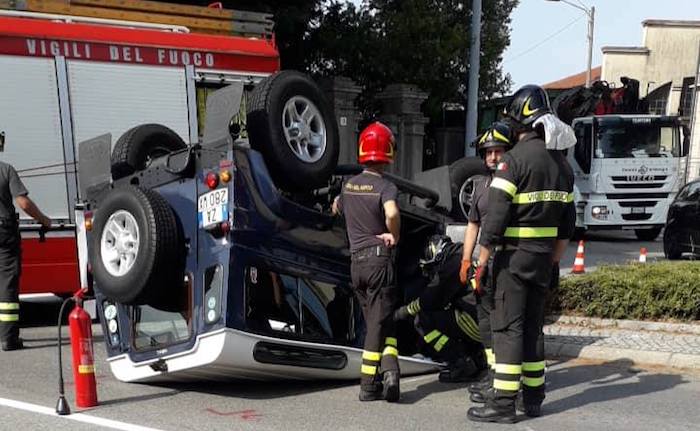 Incidente in centro a Luino, si ribalta un fuoristrada. Coinvolto un 60enne