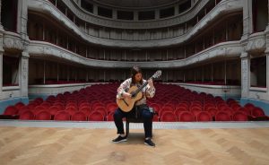 "Luinesi all'estero", Roberta Mangano a Bruxelles si divide tra insegnamento, musica e teatro