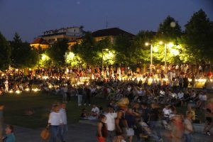 Luino, uno spettacolo i fuochi d'artificio sul lago. In migliaia con la testa all'insù