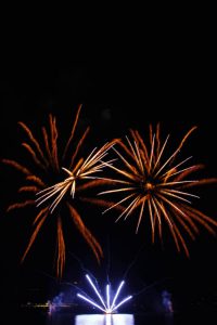 Luino, uno spettacolo i fuochi d'artificio sul lago. In migliaia con la testa all'insù
