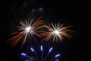 Luino, uno spettacolo i fuochi d'artificio sul lago. In migliaia con la testa all'insù